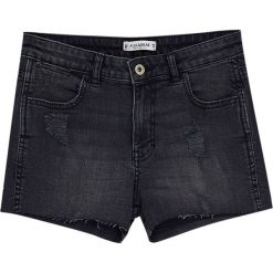 Jeansowe spodenki z przetarciami. Czarne szorty damskie Pull&Bear, bez wzorów, z jeansu. Za 69,90 zł.