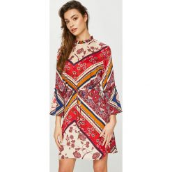 Answear - Sukienka Orient Express. Sukienki damskie ANSWEAR, na co dzień, s, bez wzorów, z poliesteru, casualowe, z golfem, bez rękawów, mini, proste. W wyprzedaży za 79,90 zł.