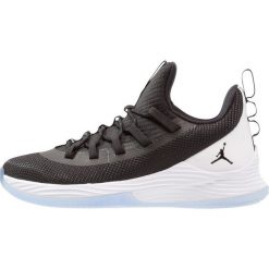 Jordan ULTRA FLY 2 LOW Obuwie do koszykówki black/white. Czarne buty sportowe męskie marki Jordan, z tworzywa sztucznego. W wyprzedaży za 383,20 zł.