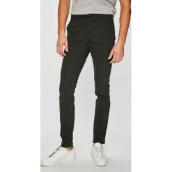 Tommy Hilfiger - Spodnie. Zielone chinosy męskie marki TOMMY HILFIGER, z elastanu. W wyprzedaży za 359,90 zł.