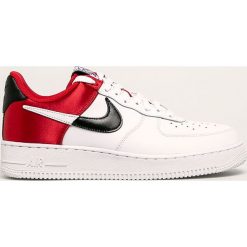 Nike Sportswear - Buty skórzane Air Force 1 '07. Białe buty sportowe męskie Nike Sportswear, ze skóry, na sznurówki. W wyprzedaży za 399,90 zł.