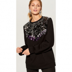 Bluza z cekinową aplikacją - Czarny. Czarne bluzy damskie marki Mohito, l, z aplikacjami. Za 99,99 zł.