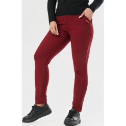Bordowe Spodnie Charevera. Czerwone spodnie damskie Born2be, xl, bez wzorów, z tkaniny. Za 79,99 zł.