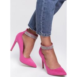 Fuksjowe Szpilki Mya. Szpilki Renee, bez wzorów, glamour, ze szpiczastym noskiem, na wysokim obcasie, na obcasie, na zamek. Za 89,99 zł.