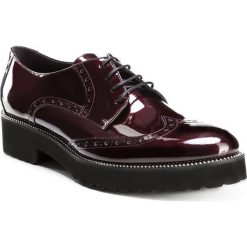 Buty damskie. Czerwone półbuty damskie Wittchen, do pracy, bez wzorów, ze skóry, eleganckie, bez obcasa, na sznurówki. W wyprzedaży za 399,90 zł.