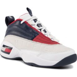 Sneakersy Tommy Jeans The Skew Heritage Sneaker EN0EN00722. Brązowe półbuty damskie Tommy Jeans, bez wzorów, z jeansu, bez obcasa, bez zapięcia. W wyprzedaży za 399,00 zł.