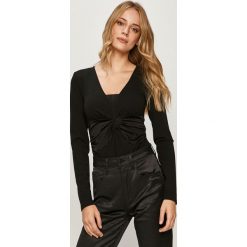 Guess Jeans - Bluzka. Czarne bluzki damskie Guess Jeans, s, z aplikacjami, z elastanu, eleganckie, bez kołnierzyka, z długim rękawem. Za 399,90 zł.