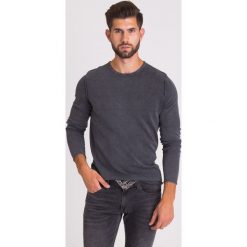 CIEMNOSZARY SWETER JOOP! JEANS. Szare swetry męskie s, z aplikacjami, z jeansu, klasyczne, z okrągłym kołnierzem. Za 459,00 zł.