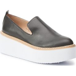 Półbuty DKNY - Bari K2987322 Black. Czarne półbuty damskie DKNY, bez wzorów, ze skóry ekologicznej, bez obcasa, na koturnie, bez zapięcia. Za 599,00 zł.