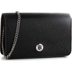Torebka TOMMY HILFIGER - Honey Crossover AW0AW07296 BDS. Czarne torebki klasyczne damskie TOMMY HILFIGER, bez wzorów, ze skóry ekologicznej, wizytowe, bez dodatków. Za 539,00 zł.