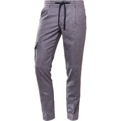 Hackett London MYF Spodnie treningowe grey. Szare spodnie męskie marki Hackett London, m, bez wzorów, z wełny. W wyprzedaży za 605,40 zł.