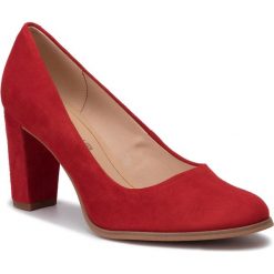 Półbuty CLARKS - Kaylin Cara 261465474 Red Suede. Czerwone półbuty damskie Clarks, bez wzorów, ze skóry, bez obcasa, na obcasie, bez zapięcia. W wyprzedaży za 239,00 zł.