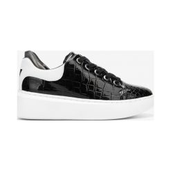 Guess Braylin Tenisówki Czarny. Czarne trampki i tenisówki damskie Guess, z aplikacjami, z materiału, bez zapięcia. Za 505,95 zł.