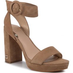Sandały GUESS - Brendy FL6BRY SUE03 TAUPE. Brązowe klapki damskie Guess, z aplikacjami, z zamszu, bez obcasa, na obcasie. W wyprzedaży za 289,00 zł.