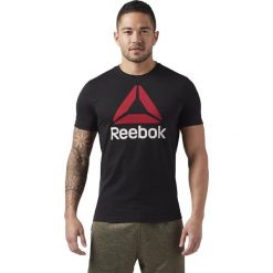 MĘSKA KOSZULKA QQR – REEBOK STACKED (XL). Czarne koszulki męskie Reebok, xl, bez wzorów, z bawełny, z klasycznym kołnierzykiem, bez rękawów, na fitness i siłownię. W wyprzedaży za 59,99 zł.