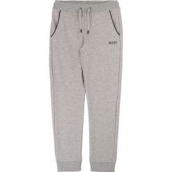 Boss - Spodnie dziecięce 104-110 cm. Czarne dresy chłopięce Boss, z nadrukiem, z elastanu. Za 259,90 zł.