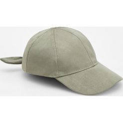 Czapka z daszkiem i ozdobnym wiązaniem - Khaki. Brązowe czapki damskie Reserved, bez wzorów. W wyprzedaży za 29,99 zł.