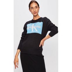 Calvin Klein Jeans - Sweter. Czarne swetry damskie Calvin Klein Jeans, l, z nadrukiem, z poliesteru, z krótkim rękawem, krótkie, bez kaptura. W wyprzedaży za 239,90 zł.
