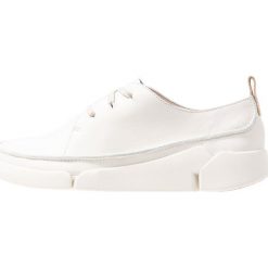 Clarks TRI CLARA Sznurowane obuwie sportowe white. Białe buty sportowe damskie Clarks, z materiału. Za 389,00 zł.