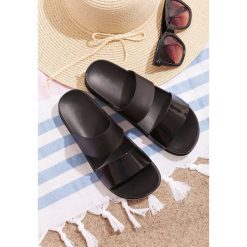 Czarne Klapki Splendid Idea. Czarne klapki damskie Born2be, bez wzorów, bez obcasa, na płaskiej podeszwie. Za 49,99 zł.