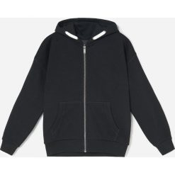 Bluza dresowa z kapturem -. Bluzy męskie Reserved, bez wzorów, z dresówki, z kapturem, bez rękawów, z kapturem. Za 49,99 zł.