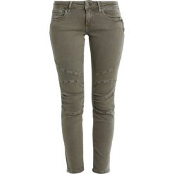 Mavi JESY Jeansy Slim Fit military. Zielone jeansy damskie marki Mavi, z elastanu. W wyprzedaży za 174,85 zł.