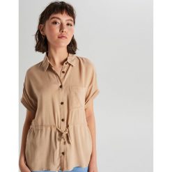Koszula z ściągaczem - Beżowy. Brązowe koszule damskie Cropp, s, bez wzorów, bez kołnierzyka, bez rękawów. W wyprzedaży za 19,99 zł.