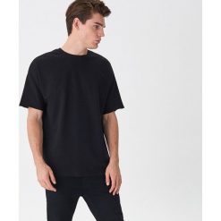 T-shirt z surowym wykończeniem - Czarny. Czarne t-shirty męskie House, s, bez wzorów, bez kołnierzyka. W wyprzedaży za 19,99 zł.