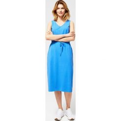 Sukienka midi z wiązaniem. Niebieskie sukienki damskie Moodo, na co dzień, xxl, bez wzorów, z elastanu, z dekoltem w serek, bez rękawów, midi. Za 44,99 zł.