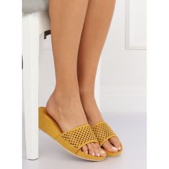 Klapki ażurowe żółte JS-03 YELLOW. Żółte koturny damskie obuwie damskie, na niskim obcasie, na koturnie, bez zapięcia. Za 53,70 zł.
