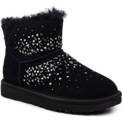 Buty UGG - W Classic Galaxy Bling Mini 1103799 Blk. Czarne kozaki damskie Ugg, ze skóry, bez obcasa, bez zapięcia. W wyprzedaży za 799,00 zł.