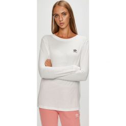 Adidas Originals - Bluzka. Białe bluzki damskie adidas Originals, z haftami, z bawełny, casualowe, z okrągłym kołnierzem. W wyprzedaży za 139,90 zł.