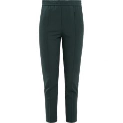 Filippa K FIONA PEG Spodnie materiałowe spruce. Zielone spodnie damskie marki Filippa K, l, z elastanu. Za 689,00 zł.