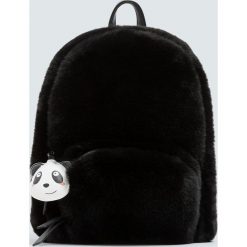 Plecak ze sztucznego futerka z pandą. Czarne plecaki damskie Pull&Bear, bez wzorów. Za 159,00 zł.