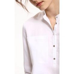 Bluzka długi rękaw. Białe bluzki damskie Top Secret, bez wzorów, eleganckie, ze stójką, z długim rękawem. Za 44,99 zł.