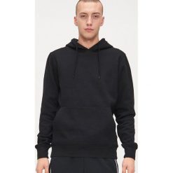 Bluza basic z kapturem - Czarny. Czarne bluzy męskie Cropp, s, bez wzorów, z kapturem, bez rękawów, z kapturem. Za 79,99 zł.