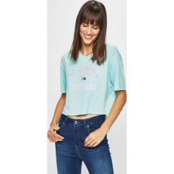 Tommy Jeans - Top. Białe bluzki damskie Tommy Jeans, s, z nadrukiem, z poliesteru, z okrągłym kołnierzem. W wyprzedaży za 99,90 zł.