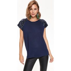 Imprezowy t-shirt damski z cekinowymi rękawami. Niebieskie t-shirty damskie z dzianiny, eleganckie. W wyprzedaży za 29,99 zł.