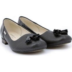 Balerinki dziurkowane z frędzlami - skóra naturalna - model 010 - kolor czarny. Czarne baleriny damskie Zapato, bez wzorów, ze skóry, bez obcasa. W wyprzedaży za 173,40 zł.