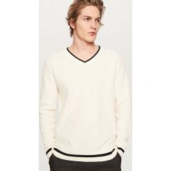 Swetry klasyczne męskie: Sweter z dekoltem v-neck – Kremowy