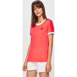Adidas Originals - T-shirt. Czerwone topy damskie adidas Originals, bez wzorów, z poliesteru, z okrągłym kołnierzem. Za 129,90 zł.