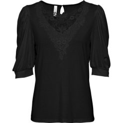 Shirt z koronką bonprix czarny. Czarne bluzki damskie bonprix, w koronkowe wzory, z wiskozy, bez kołnierzyka. Za 84,99 zł.