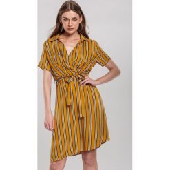 Żółta Sukienka Well-Favoured. Żółte sukienki damskie Renee, na lato, xl, bez wzorów, z tkaniny, bez kołnierzyka, bez rękawów, mini. Za 89,99 zł.