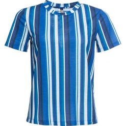 Shirt bonprix niebieski w paski. Niebieskie koszulki damskie bonprix, w paski, bez kołnierzyka, bez rękawów. Za 54,99 zł.