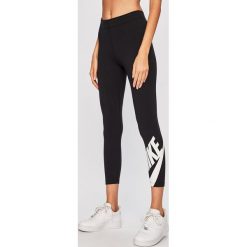 Nike Sportswear - Legginsy. Czarne spodnie damskie Nike Sportswear, s, z nadrukiem, z elastanu. W wyprzedaży za 99,90 zł.