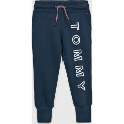 Tommy Hilfiger - Spodnie dziecięce 104-176 cm. Czerwone spodnie dziewczęce TOMMY HILFIGER, z nadrukiem, z elastanu, casualowe. W wyprzedaży za 219,90 zł.