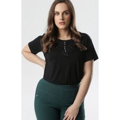 Czarna Bluzka Marie-Louise. Czarne bluzki damskie Born2be, na imprezę, xl, z aplikacjami, eleganckie, z okrągłym kołnierzem, z krótkim rękawem. Za 49,99 zł.