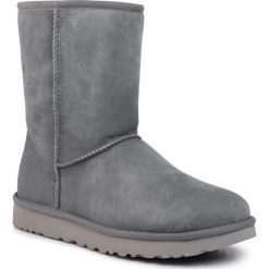 Buty UGG - W Classic Short II 1016223 Gys. Szare kozaki damskie Ugg, ze skóry, bez obcasa, bez zapięcia. Za 899,00 zł.