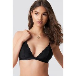 NA-KD Lingerie Biustonosz z koronkowym wykończeniem - Black. Czarne biustonosze koronkowe marki NA-KD Lingerie, z haftami. Za 60,95 zł.