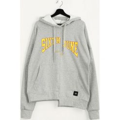Szara Bluza Skewness. Szare bluzy damskie Born2be, s, z nadrukiem, z długim rękawem, długie, z kapturem. Za 114,99 zł.